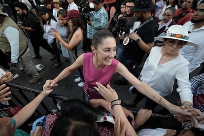 Claudia Sheinbaum al final de su mitin en el Monumento a la Revolución en la Ciudad de México, el 15 de junio.
