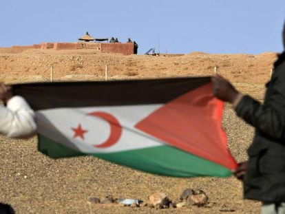 Dos saharauis sostienen una bandera del Frente Polisario, cerca de Al Mahbes en 2017.