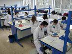 Alumnos del grado en Biotecnología de la Universidad Pública de Navarra, este lunes.