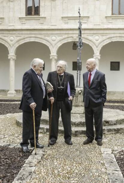 De izquierda a derecha, Antonio Gamoneda, Rafael Sánchez Ferlosio y Jorge Edwards, ayer en la Universidad de Alcala de Henares.