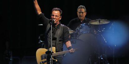 El m&uacute;sico Bruce Springsteen durante el concierto que ofreci&oacute; con la E Street Band en el estadio madrile&ntilde;o Santiago Bernab&eacute;u, en 2012