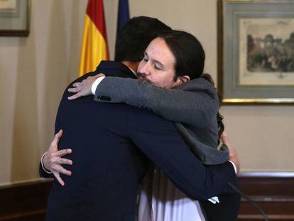 El abrazo de Pedro Sánchez y Pablo Iglesias.