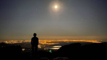 Panorámica nocturna hacia la planicie madrileña desde la Loma de Pandasco, durante la ruta de La Cuerda Larga.