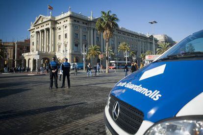 Dos policías portuarios en la zona de Colón vacía de manteros
