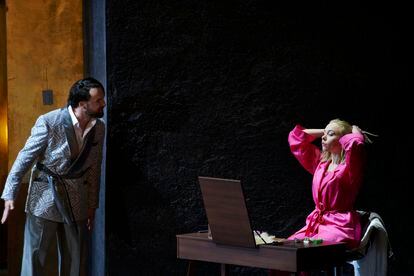 Gyula Orendt (conde Almaviva) y Elsa Dreisig (condesa Almaviva) en el segundo acto de 'Le nozze di Figaro'.
