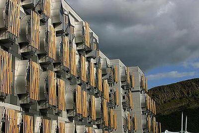 El atrevido edificio de despachos del Parlamento se fusiona con el paisaje de las colinas escocesas.
