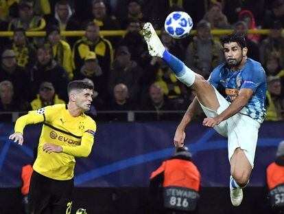 Diego Costa intenta controlar el balón ante Christian Pulisic, del Borussia.