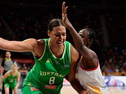 Liz Cambage, defendida por la española Ndour, en un partido del Mundial de 2018.