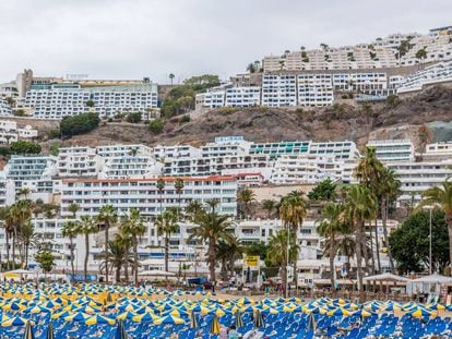 El sobreexplotado litoral de Gran Canaria, en playa de Puerto Rico, en Mogán.