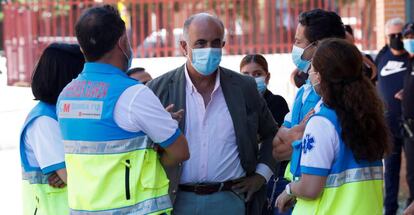 El viceconsejero de Salud Pública y Plan COVID-19 de la Comunidad de Madrid, Antonio Zapatero, en las urgencias del Centro de Especialidades Periférico Coronel de Palma, en Móstoles, donde este sábado se realizan pruebas PCR masivas.