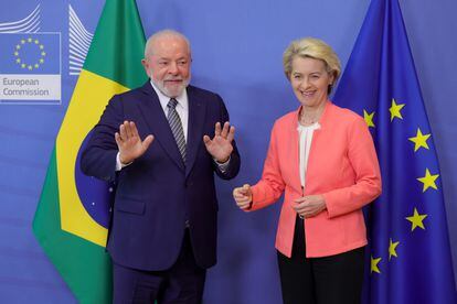 El presidente brasileño, Luis Inázio Lula da Silva, junto a la presidenta de la Comisión Europea, Ursula von der Leyen, durante su encuentro en Bruselas en el marco de la cumbre UE-Mercosur.
