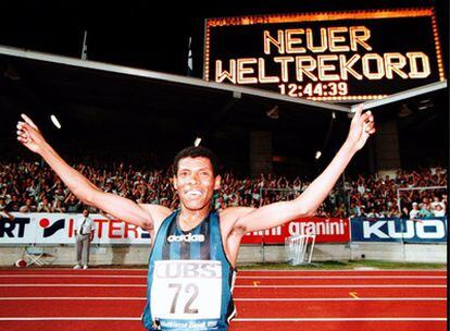 Gebreselassie muestra su alegría tras batir el récord mundial en 5.000 m. obstáculos. en la Reunión Internacional de Atletismo de Zúrich (Suiza) en 1995.