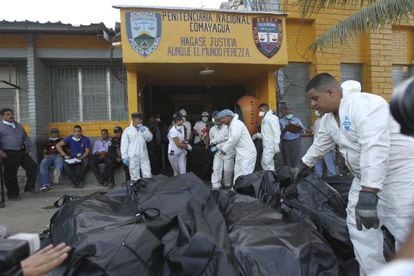 Cuerpos amontonados en bolsas frente al penal de Comayagua.