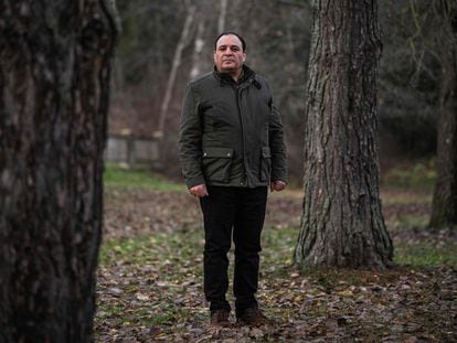 Bulent Kenes, periodista turco exiliado en Suecia, en noviembre en un bosque cercano a Estocolmo.