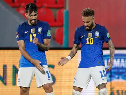 Paqueta y Neymar celebran un gol de Brasil ante Paraguay.