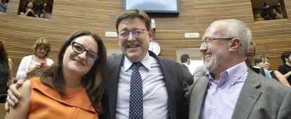Ximo Puig, després de ser investit president de la Generalitat, amb Mònica Oltra, de Compromís, i Antonio Montiel, de Podem.