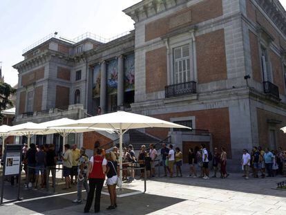 Colas para entrar al Museo del Prado, el lunes en Madrid.