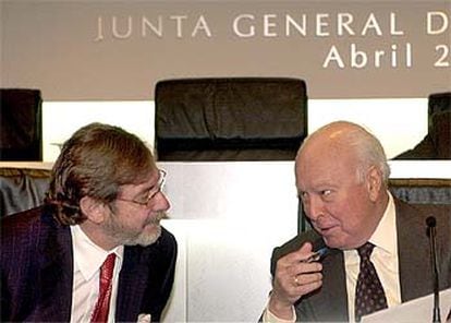 Juan Luis Cebrián y Jesús de Polanco, en un momento de la Junta de Accionistas.