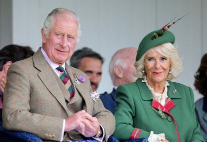 El príncipe Carlos de Inglaterra y su esposa, la duquesa de Cornwall, durante un desfile en Braemar, Escocia, el pasado 3 de septiembre. 