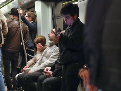 Pasajeros en uno de los trenes de Metrovalencia. 