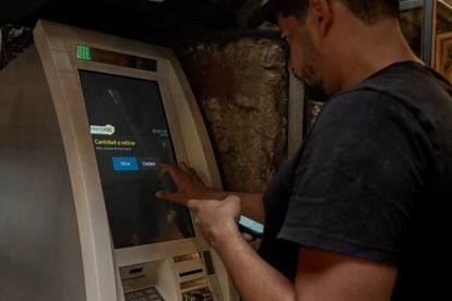 El ATM se encuentra disponible para los clientes del café que quieren hacer uso de sus criptomonedas.