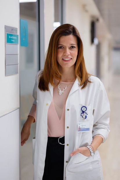 La doctora Ana Molina, experta en el tratamiento de manchas blancas en la piel.