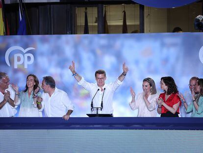 Feijóo celebra la victoria del PP en las elecciones del 23J en el balcón de Génova.