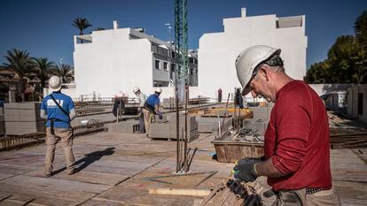 Trabajadores de la construcción en una localidad de valencia.