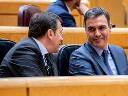 Pedro Sánchez y el ministro de Asuntos Exteriores, José Manuel Albares, en una comparecencia en el Senado el 26 de abril.