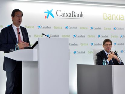 El presidente de Bankia, que será presidente ejecutivo de la nueva entidad, José Ignacio Goirigolzarri (derecha), y del consejero delegado de CaixaBank, Gonzalo Gortázar. EFE/David Campos