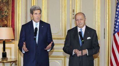 El secretario de Estado estadounidense, John Kerry, y el ministro franc&eacute;s de Asuntos Exteriores, Laurent Fabius, este jueves en Par&iacute;s.