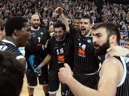Los jugadores del Uxue Bilbao Basket celebran su victoria ante el Budivelnik y el pase a la final de la Eurocopa.