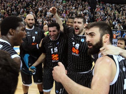 Los jugadores del Uxue Bilbao Basket celebran su victoria ante el Budivelnik y el pase a la final de la Eurocopa.