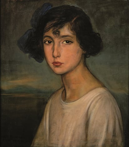 Una obra inédita del pintor cordobés Julio Romero de Torres, el retrato de Joaquina Márquez Rodríguez, ha salido a subasta por 28.000 euros en la casa Segre, en Madrid, que lo pondrá a la venta el próximo 22 de septiembre.
La pintura, un retrato de 44 por 39,3 centímetros, ha sido autentificada por la exdirectora de los museos municipales de Córdoba Mercedes Valverde, especialista en el pintor, que ha validado que se trata de “una obra totalmente inédita”, según dijo a Efe José Luis Requena, especialista en pinturas antigua y del siglo XIX de Subastas Segre. El experto vaticinó que el precio final de la venta “pueda subir a las 40.000 o 50.000 euros”.
El cuadro ha permanecido en la misma familia desde que se pintó y durante agosto fue sometido a limpieza “porque estaba muy sucio probablemente como consecuencia del paso del tiempo”. Data de 1928 o 1929, “tres o cuatro años antes del fallecimiento de la retratada, que murió en Davos (Suiza) como consecuencia de la tuberculosis”, concretó Requena.