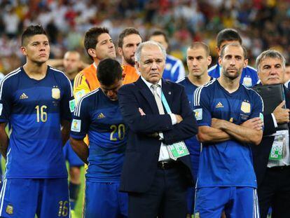 Sabella, junto a los jugadores de Argentina tras perder la final del Mundial de Brasil ante Alemania.