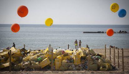 Residuos acumulados durante la verbena en las playas de Barcelona.