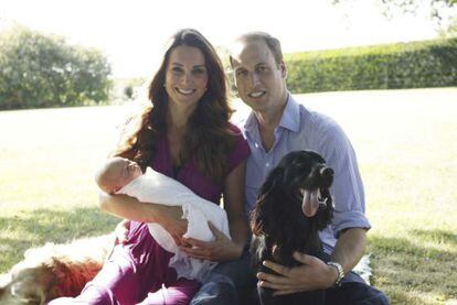 Los duques de Cambridge y el príncipe Jorge posan junto a 'Lupo', la mascota de la familia.