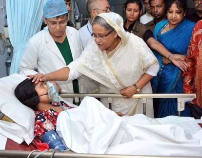 La primera ministra Hasina visita a una superviviente del colapso del edficio textil Rana Plaza.