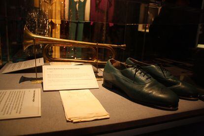 Los zapatos, el pañuelo y la trompeta de Louis Armstrong, en la exposicón  'La Huella Afroamericana', en Washington.