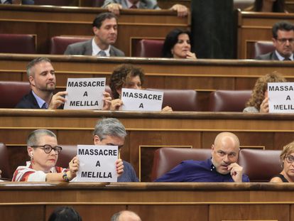 Diputados de ERC exhiben este martes en el pleno del Congreso carteles en protesta por la muerte de inmigrantes en la valla de Melilla.
