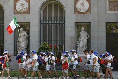 Unos jóvenes italianos de la JMJ hacen cola a la entrada del Museo del Padro el sábado.