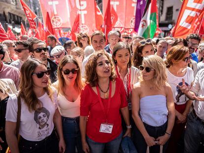 De izquierda a derecha, la ministra de Igualdad, Irene Montero, la candidata de Podemos a la Comunidad de Madrid, Alejandra Jacinto, la ministra de Hacienda, María Jesús Montero, y la vicepresidenta del Gobierno, Yolanda Díaz, en la manifestación del 1 de mayo en Madrid.