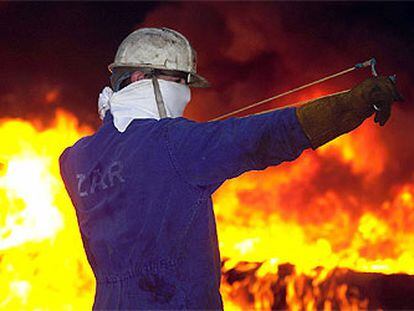 Un trabajador de La Naval de Sestao dispara con un tirachinas durante los enfrentamientos con la policía del pasado jueves.