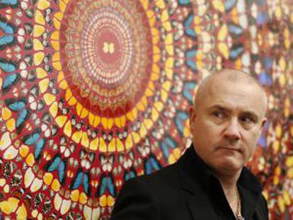 Damien Hirst, fotografiado junto a su obra &lsquo;I am become death, shatterer of worlds&rsquo; en el museo Tate Modern (Londres), el pasado lunes.