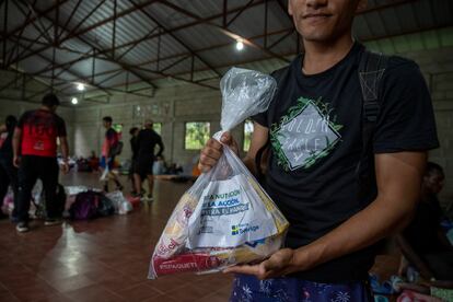 La ONG ha tenido que adaptar sus paquetes de comida para adaptarse a esta emergencia. “Al tratarse de personas en tránsito, el contexto obliga a que brindemos algo liviano, que no les pese en las mochilas y con lo que no tengan que cargar”, señala la responsable de coordinar la nutrición.