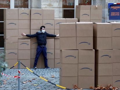 Activistas protestan contra la construcción de un almacén logístico de Amazon en París, el pasado día 4.