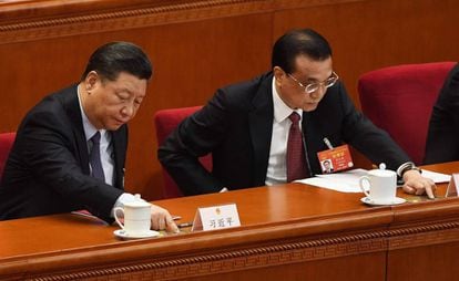 El presidente chino, Xi Jinping, y el primer ministro, Li Keqiang, emiten su voto durante la aprobación de la ley de inversión extranjera.