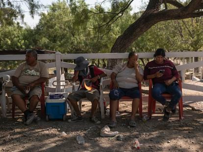 Las familias esperan noticias sobre los 10 mineros atrapados en el derrumbe de una mina en Coahuila desde el miércoles.