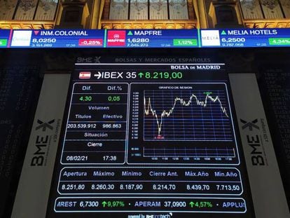 Un panel muestra la evolución del IBEX 35 en el interior de la Bolsa de Madrid