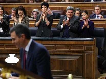 El presidente del Gobierno, Pedro Sánchez (en primer término), el miércoles en el Congreso de los Diputados.